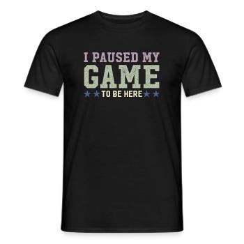 Ich habe mein Spiel pausiert, um hier zu sein Retro-Gamer-Geschenk - Männer T-Shirt - Schwarz - Vorne - AI Model Male 178 light (178cm)