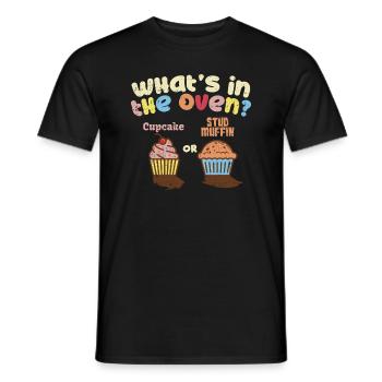 Baby: What´s In The Oven? Cupcake Or Stud Muffin - Männer T-Shirt - Schwarz - Vorne - AI Model Male 178 light (178cm)