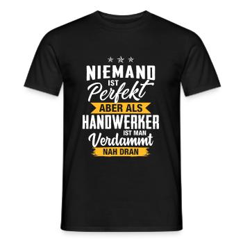 Niemand ist perfekt Handwerker nah dran - Männer T-Shirt - Schwarz - Vorne - AI Model Male 178 light (178cm)