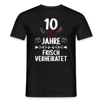 10 Jahre frisch verheiratet 10. Hochzeitstag - Männer T-Shirt - Schwarz - Vorne - AI Model Male 178 light (178cm)