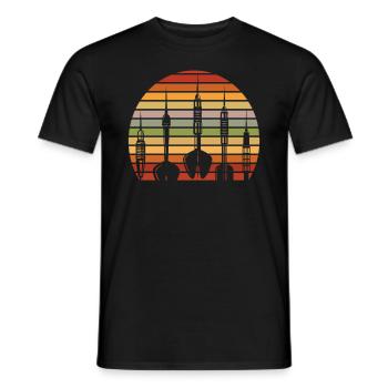 Retro Dart Dartspieler - Männer T-Shirt - Schwarz - Vorne - AI Model Male 178 light (178cm)