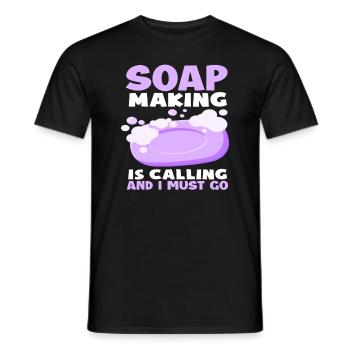 Seifenherstellung Ruft Und Ich Muss Gehen - Männer T-Shirt - Schwarz - Vorne - AI Model Male 178 light (178cm)
