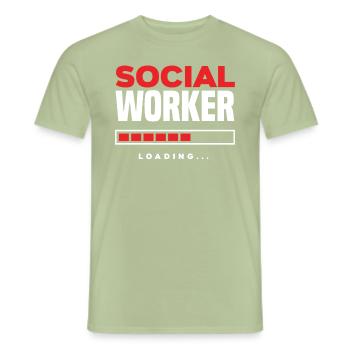 Sozialarbeiter Wird Geladen - Männer T-Shirt - Sage - Vorne - AI Model Male 178 light (178cm)