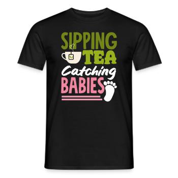 Sage-femme sirotant du thé Attraper des bébés - T-shirt homme - noir - Devant - AI Model Male 178 light (178cm)