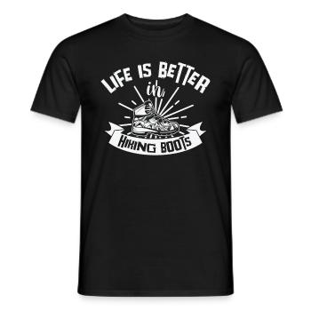 Life Is Better In Hiking Boots Berge Wandern - Männer T-Shirt - Schwarz - Vorne - AI Model Male 178 light (178cm)