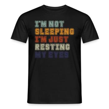 Ich schlafe nicht, ich ruhe nur meine Augen aus - Männer T-Shirt - Schwarz - Vorne - AI Model Male 178 light (178cm)