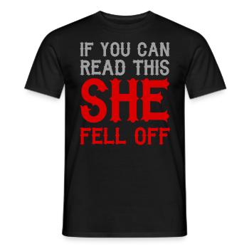 If You Can Read This She Fell Off - Männer T-Shirt - Schwarz - Vorne - AI Model Male 178 light (178cm)