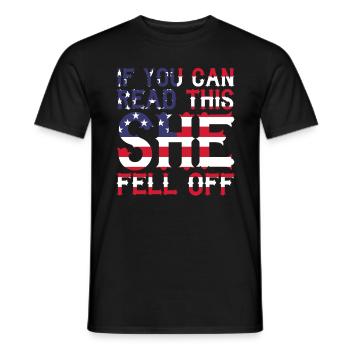 If You Can Read This She Fell Off - Männer T-Shirt - Schwarz - Vorne - AI Model Male 178 light (178cm)