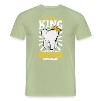 Je suis un roi - Soins dentaires - T-shirt homme - vert sauge - Devant - AI Model Male 178 light (178cm)