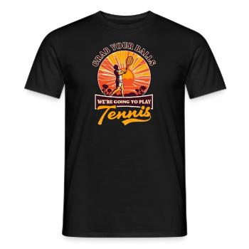 Tennisspieler schnappen sich Bälle und spielen Tennis - Männer T-Shirt - Schwarz - Vorne - AI Model Male 178 light (178cm)