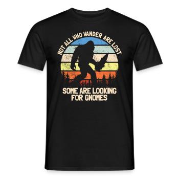 Nicht alle, die wandern, sind verlorene Gartenzwer - Männer T-Shirt - Schwarz - Vorne - AI Model Male 178 light (178cm)