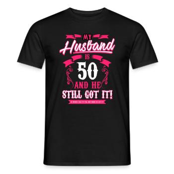 Mein Mann ist 50 T-Shirt und er hat es immer noch lustig - Männer T-Shirt - Schwarz - Vorne - AI Model Male 178 light (178cm)