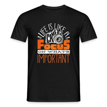 Photographer Photography Life Is Like A Camera - Männer T-Shirt - Schwarz - Vorne - AI Model Male 178 light (178cm)