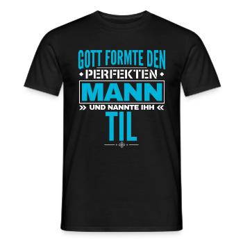Til Name Design - Männer T-Shirt - Schwarz - Vorne - AI Model Male 178 light (178cm)