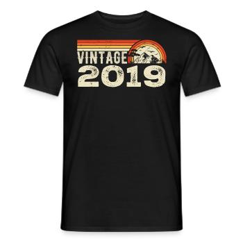 Jahrgang 2019 Retro 2019 Geburtstagsgeschenk 2019 - Männer T-Shirt - Schwarz - Vorne - AI Model Male 178 light (178cm)