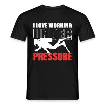 Unter Druck arbeiten Schwimmtrainer Geschenk - Männer T-Shirt - Schwarz - Vorne - AI Model Male 178 light (178cm)