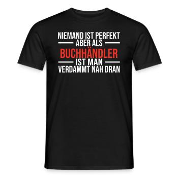Buchhändler niemand ist perfekt Spruch - Männer T-Shirt - Schwarz - Vorne - AI Model Male 178 light (178cm)