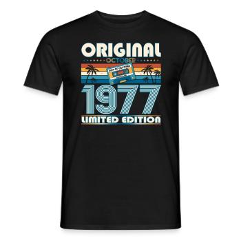 46. Geburtstag Retro Kassette Best of Oktober 1977 - Männer T-Shirt - Schwarz - Vorne - AI Model Male 178 light (178cm)