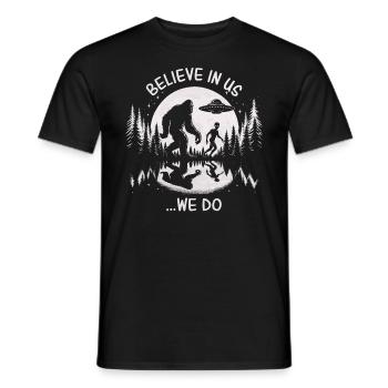 Believe in Us... We Do - Bigfoot and Alien - Men's T-Shirt - black - Front - AI Model Male 178 light (178cm)