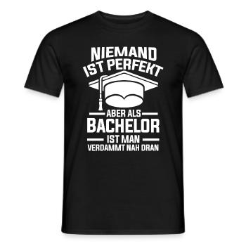Uni Universität Bachelorabschluss Bachelor Bachelo - Männer T-Shirt - Schwarz - Vorne - AI Model Male 178 light (178cm)