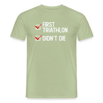 Erster Triathlon nicht gestorben - Triathlet - Männer T-Shirt - Sage - Vorne - AI Model Male 178 light (178cm)