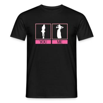 Elle: Femme normale Moi: Danseuse du ventre - Danseuse du ventre - T-shirt homme - noir - Devant - AI Model Male 178 light (178cm)