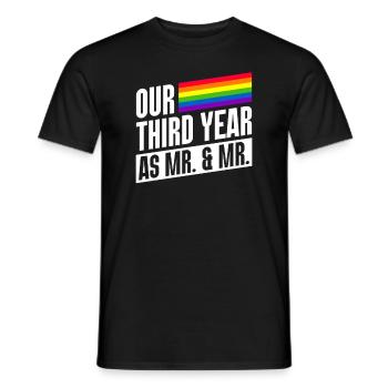 Drittes Jahr als Mr & Mr Gay Pride Homo-Ehe - Männer T-Shirt - Schwarz - Vorne - AI Model Male 178 light (178cm)