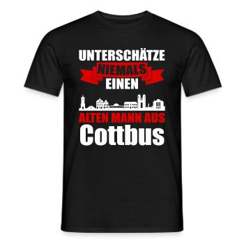 Unterschätze Niemals Einen Alten Mann Aus Cottbus - Männer T-Shirt - Schwarz - Vorne - AI Model Male 178 light (178cm)