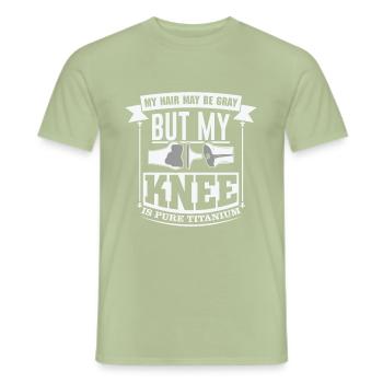 Knie Operation Ersatz Titan Knie - Männer T-Shirt - Sage - Vorne - AI Model Male 178 light (178cm)