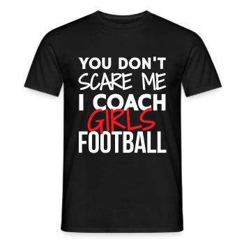 Du erschreckst mich nicht, ich trainiere Mädchenfußball - Männer T-Shirt - Schwarz - Vorne - AI Model Male 178 light (178cm)