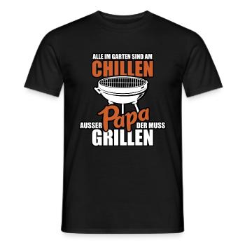 Alle im Garten sind am Chillen - Papa muss grillen - Männer T-Shirt - Schwarz - Vorne - AI Model Male 178 light (178cm)