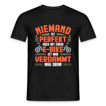 E-Fahrrad E-Bike - Männer T-Shirt - Schwarz - Vorne - AI Model Male 178 light (178cm)