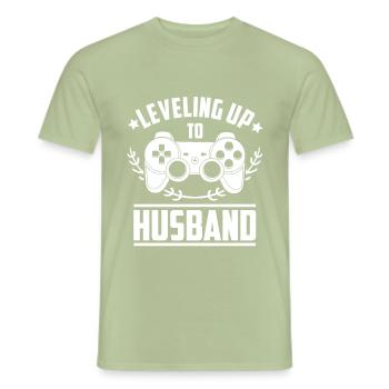 Bräutigam Level - Männer T-Shirt - Sage - Vorne - AI Model Male 178 light (178cm)
