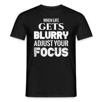 Quand la vie devient floue, ajustez votre mise au point - T-shirt homme - noir - Devant - AI Model Male 178 light (178cm)