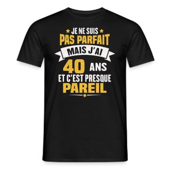 Humour cadeau Pas parfaite mais j'ai 40 ANS - T-shirt homme - noir - Devant - AI Model Male 178 light (178cm)