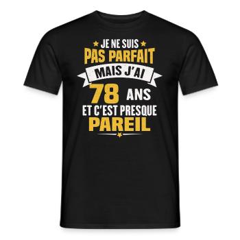 Humour cadeau Pas parfaite mais j'ai 78 ANS - T-shirt homme - noir - Devant - AI Model Male 178 light (178cm)