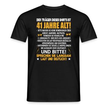 Der Träger dieses Shirts ist 41 Jahre alt 41. - Männer T-Shirt - Schwarz - Vorne - AI Model Male 178 light (178cm)