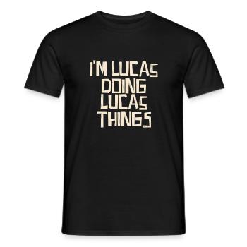 Je suis Lucas en train de faire des choses Lucas - T-shirt homme - noir - Devant - AI Model Male 178 light (178cm)