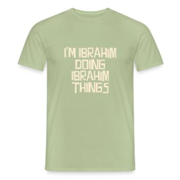 I'm Ibrahim doing Ibrahim things - Männer T-Shirt - Sage - Vorne - AI Model Male 178 light (178cm)
