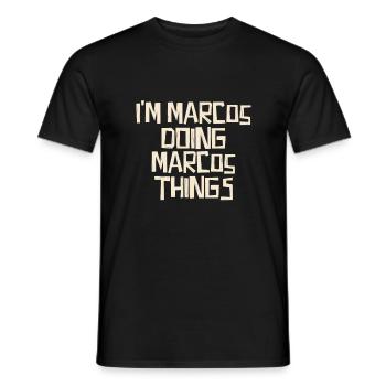 Je suis Marcos en train de faire des choses Marcos - T-shirt homme - noir - Devant - AI Model Male 178 light (178cm)
