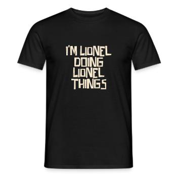 Je suis Lionel en train de faire des choses Lionel - T-shirt homme - noir - Devant - AI Model Male 178 light (178cm)