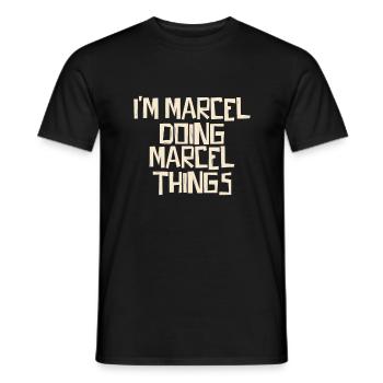 Je suis Marcel en train de faire des choses à Marcel - T-shirt homme - noir - Devant - AI Model Male 178 light (178cm)
