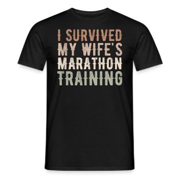 Ehefrauen Trainingsplan Lustiges Triathlon Geschenk - Männer T-Shirt - Schwarz - Vorne - AI Model Male 178 light (178cm)