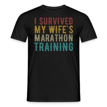 Ehefrauen Trainingsplan Lustiges Triathlon Geschenk - Männer T-Shirt - Schwarz - Vorne - AI Model Male 178 light (178cm)
