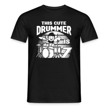 Birthday Drummer Boy - This Cute Drummer Is 7 Year - Männer T-Shirt - Schwarz - Vorne - AI Model Male 178 light (178cm)