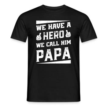 Fête des pères de la fête des pères - Nous avons un héros que nous l’appelons - T-shirt homme - noir - Devant - AI Model Male 178 light (178cm)