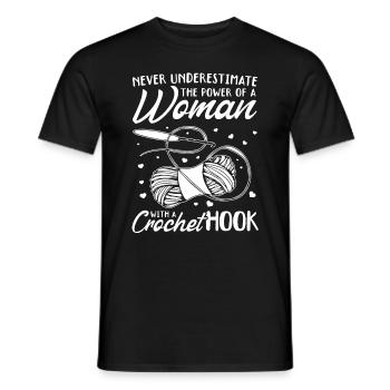 Ne sous-estimez jamais le pouvoir d’une femme avec un cr - T-shirt homme - noir - Devant - AI Model Male 178 light (178cm)