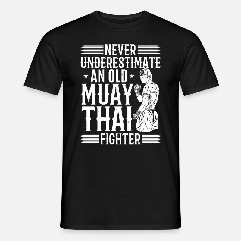 Never underestimate an old Muay Thai Fighter - Männer T-Shirt - Schwarz