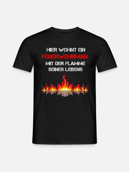 Here lives a firefighter with his flame - Men's T-Shirt - black