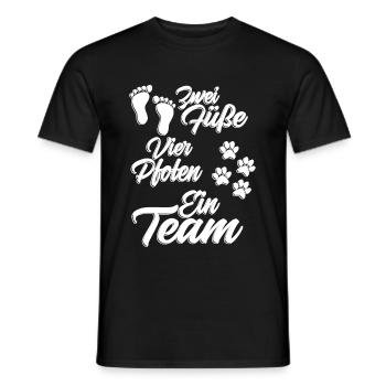 Katzen und Hunde Motiv 2 Füße 4 Pfoten ein Team - Männer T-Shirt - Schwarz - Vorne - AI Model Male 178 light (178cm)